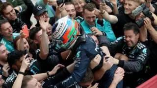 Kimi Antonelli, piloto da Mercedes, comemora vitória no pódio do GP dos Estados Unidos de Fórmula 1