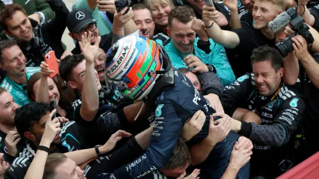 Kimi Antonelli, piloto da Mercedes, comemora vitória no pódio do GP dos Estados Unidos de Fórmula 1
