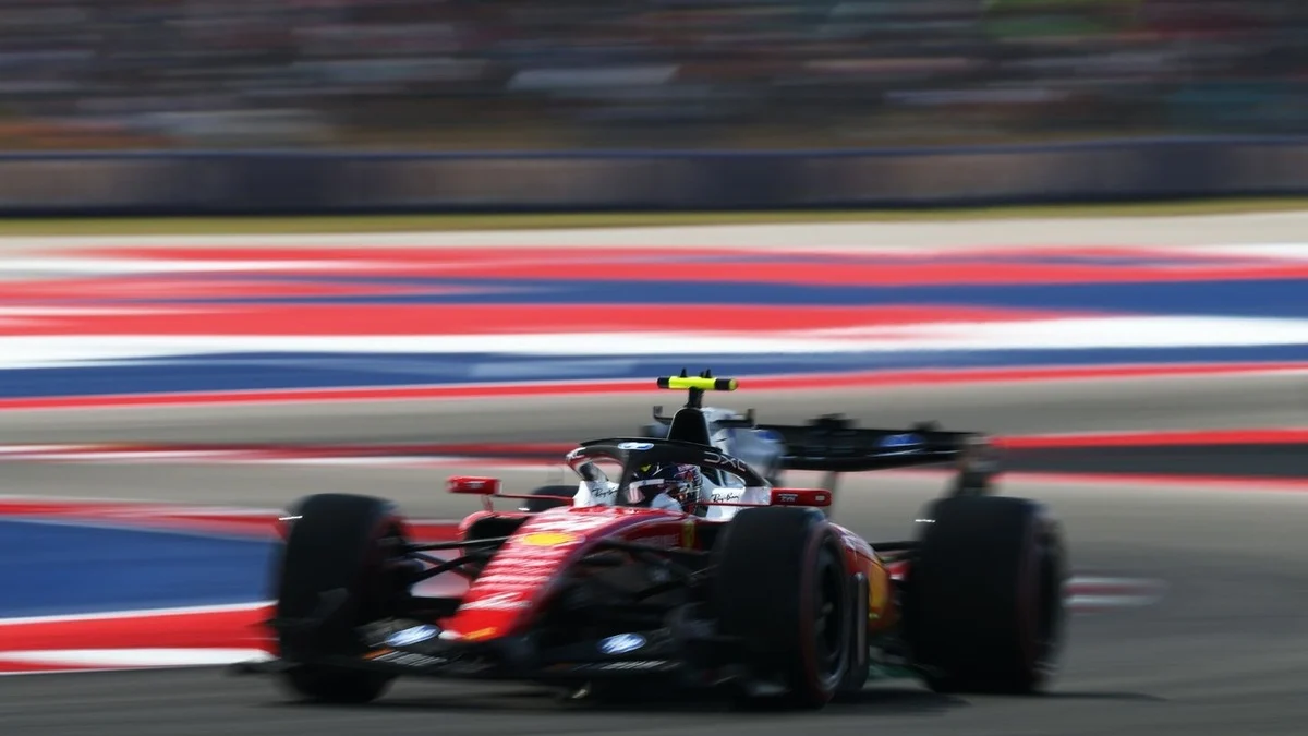 Lewis Hamilton no carro da Mercedes durante o terceiro treino livre do Grande Prêmio dos Estados Unidos de Fórmula 1 no Circuito das Américas.