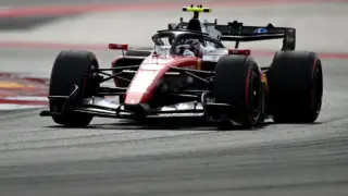 Lewis Hamilton em seu carro de Fórmula 1 durante o Grande Prêmio dos Estados Unidos.