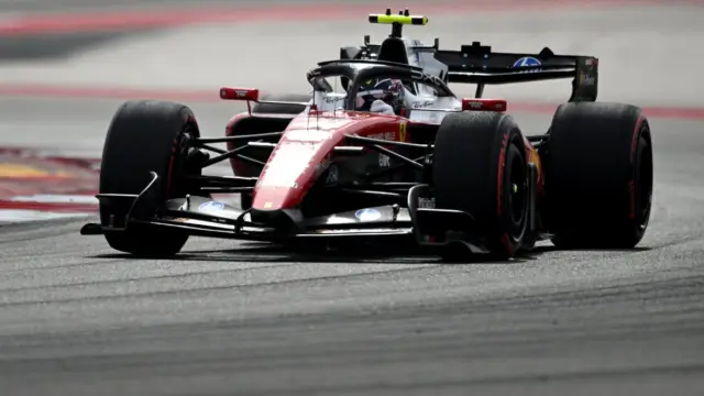 Lewis Hamilton em seu carro de Fórmula 1 durante o Grande Prêmio dos Estados Unidos.