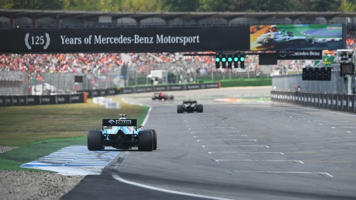 Vista aérea do circuito de Hockenheim na Alemanha, com suas curvas e retas.