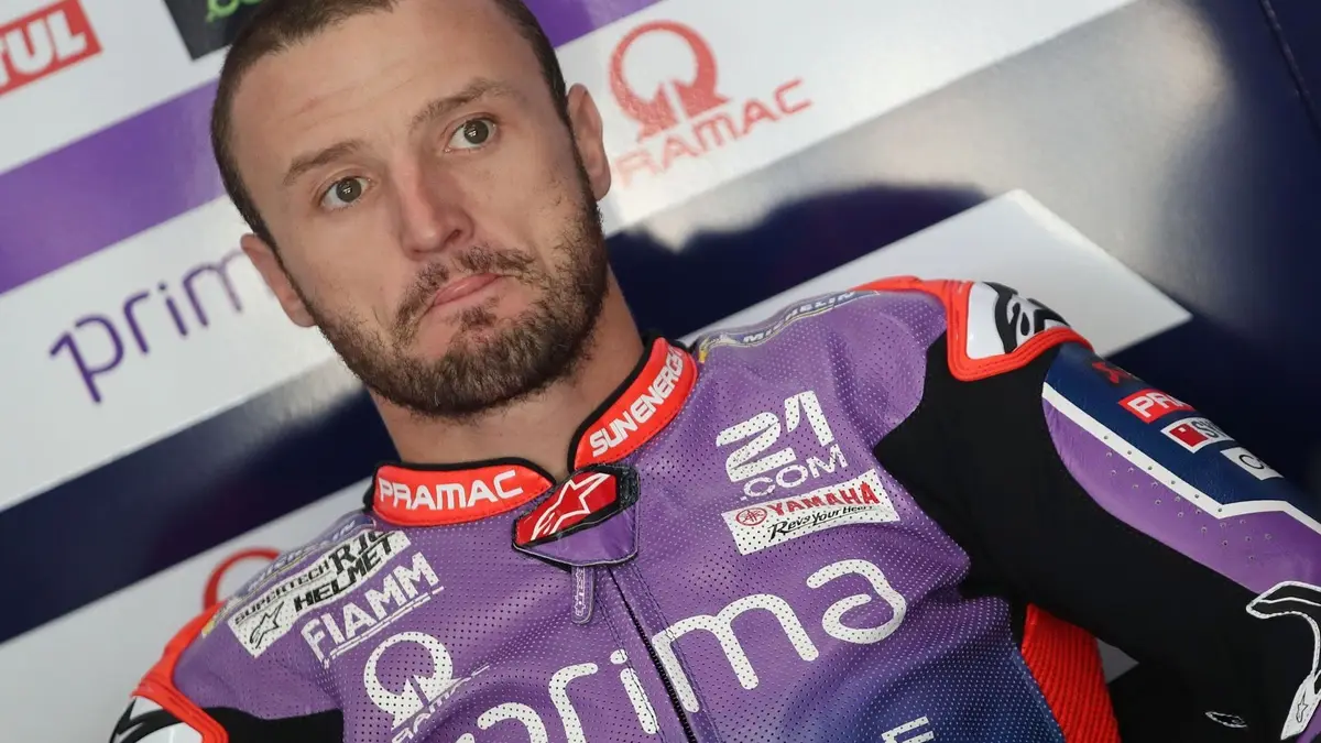 Jack Miller gesticula e expressa frustração na área dos boxes da equipe Pramac Yamaha durante o GP da Malásia de MotoGP.