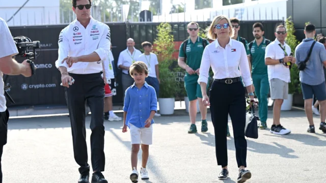 Jack Wolff, filho de Toto Wolff, em seu kart durante uma competição.