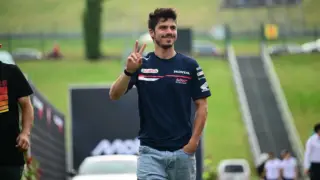 Joan Mir correndo de motocross em uma pista de terra