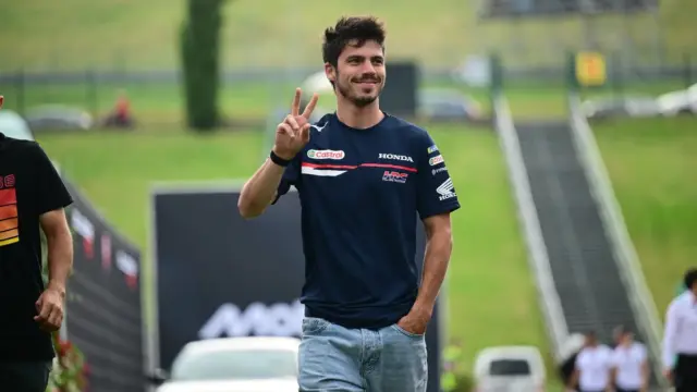 Joan Mir correndo de motocross em uma pista de terra