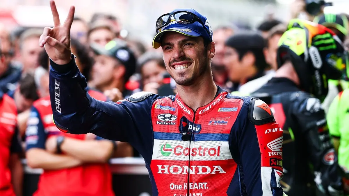 Piloto Joan Mir com o macacão da Honda em sua moto de MotoGP