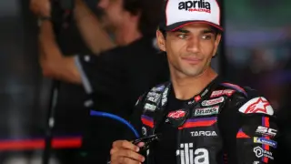 Jorge Martín, piloto da Aprilia, com seu macacão de corrida, lamenta após o abandono do GP da Malásia de MotoGP.