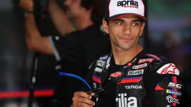 Jorge Martín, piloto da Aprilia, com seu macacão de corrida, lamenta após o abandono do GP da Malásia de MotoGP.
