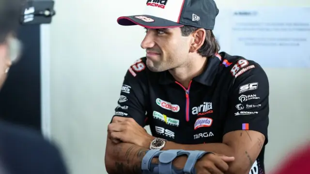 Jorge Martín, piloto da Aprilia, com o punho direito enfaixado em Sepang