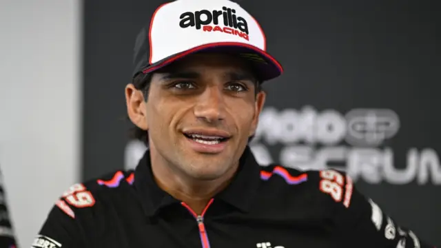 Jorge Martín em ação na MotoGP, liderando uma corrida