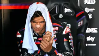 Jorge Martín em sua moto da Aprilia durante uma corrida da MotoGP
