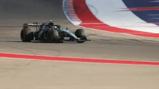 Kimi Antonelli celebra no grid de largada após conquistar a pole position no Grande Prêmio dos Estados Unidos de Fórmula 1