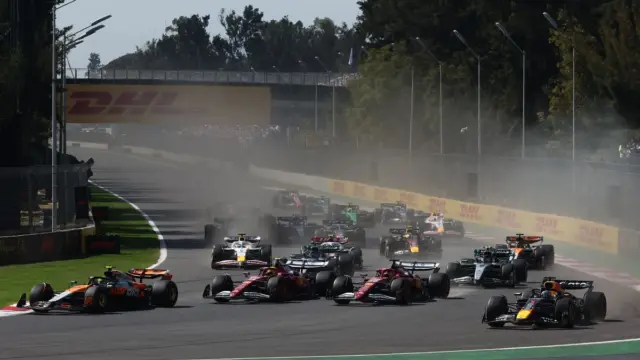 Kimi Antonelli comemora vitória em corrida de Fórmula 1 com o carro da Mercedes