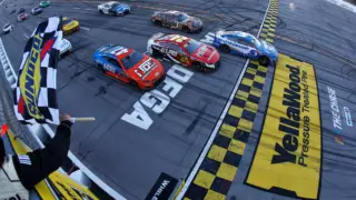 Kyle Larson comemora vitória na corrida de Talladega da NASCAR Cup Series
