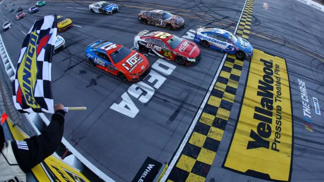 Kyle Larson comemora vitória na corrida de Talladega da NASCAR Cup Series