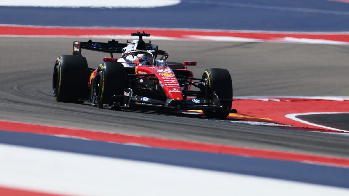 Charles Leclerc no cockpit de sua Ferrari durante o primeiro treino livre do Grande Prêmio dos Estados Unidos de Fórmula 1