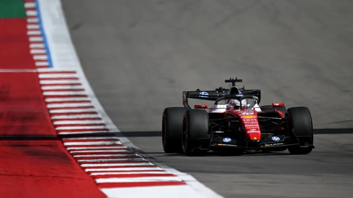 Charles Leclerc, piloto da Ferrari, dentro do cockpit de seu carro de Fórmula 1 durante o primeiro treino livre do GP da Cidade do México.