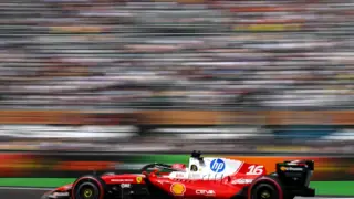 Charles Leclerc pilotando o carro da Ferrari em alta velocidade na pista do Autódromo Hermanos Rodríguez durante o TL2 do GP do México de Fórmula 1.