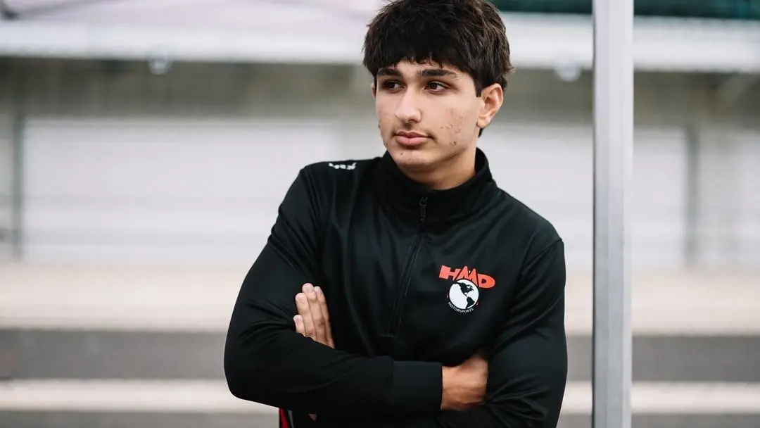 Jovem piloto brasileiro Leonardo Escorpioni em ação em um carro de corrida