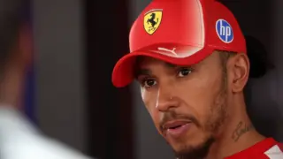 Lewis Hamilton pilotando um carro da Ferrari durante uma corrida de Fórmula 1
