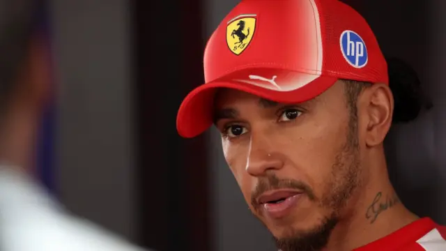 Lewis Hamilton pilotando um carro da Ferrari durante uma corrida de Fórmula 1