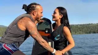 Lewis Hamilton sorri ao lado de Kim Kardashian