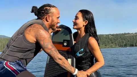 Lewis Hamilton sorri ao lado de Kim Kardashian