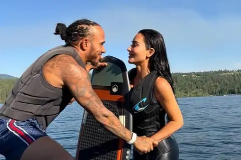 Lewis Hamilton sorri ao lado de Kim Kardashian