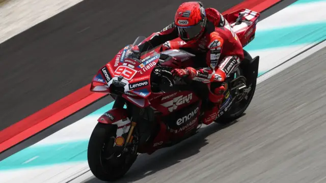 Marc Márquez em sua moto durante a corrida sprint da MotoGP na Malásia