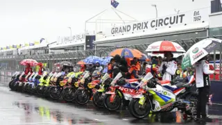 Marc Márquez em sua moto durante a corrida sprint do GP da Austrália de MotoGP em Phillip Island
