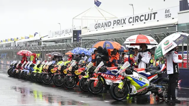 Marc Márquez em sua moto durante a corrida sprint do GP da Austrália de MotoGP em Phillip Island