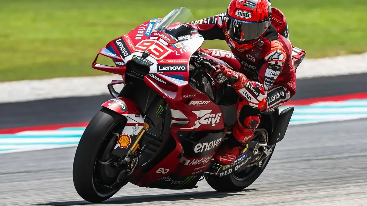 Marc Márquez em ação com sua moto Aprilia durante o GP da Malásia de MotoGP
