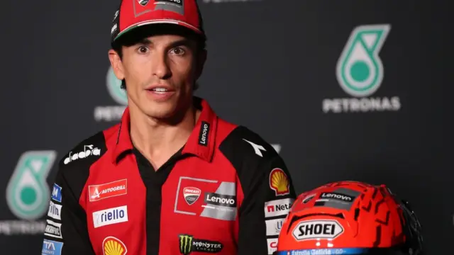 Marc Márquez (Ducati Team) e Jorge Martín (Aprilia Racing Team) em disputa na pista de MotoGP