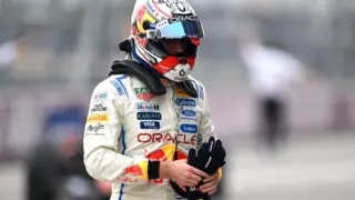 Max Verstappen dirigindo o carro da Red Bull Racing em uma pista de Fórmula 1