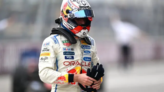 Max Verstappen dirigindo o carro da Red Bull Racing em uma pista de Fórmula 1