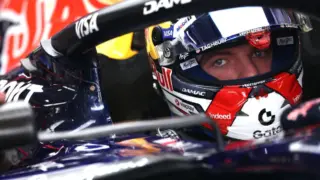 Max Verstappen pilotando o carro da Red Bull Racing em alta velocidade no Circuito das Américas, em Austin.