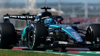 Carro da equipe Mercedes-AMG Petronas F1 Team em ação na pista.