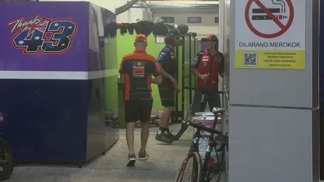 Pilotos Marc Márquez e Alex Rins em reunião no circuito de Sepang, Malásia.