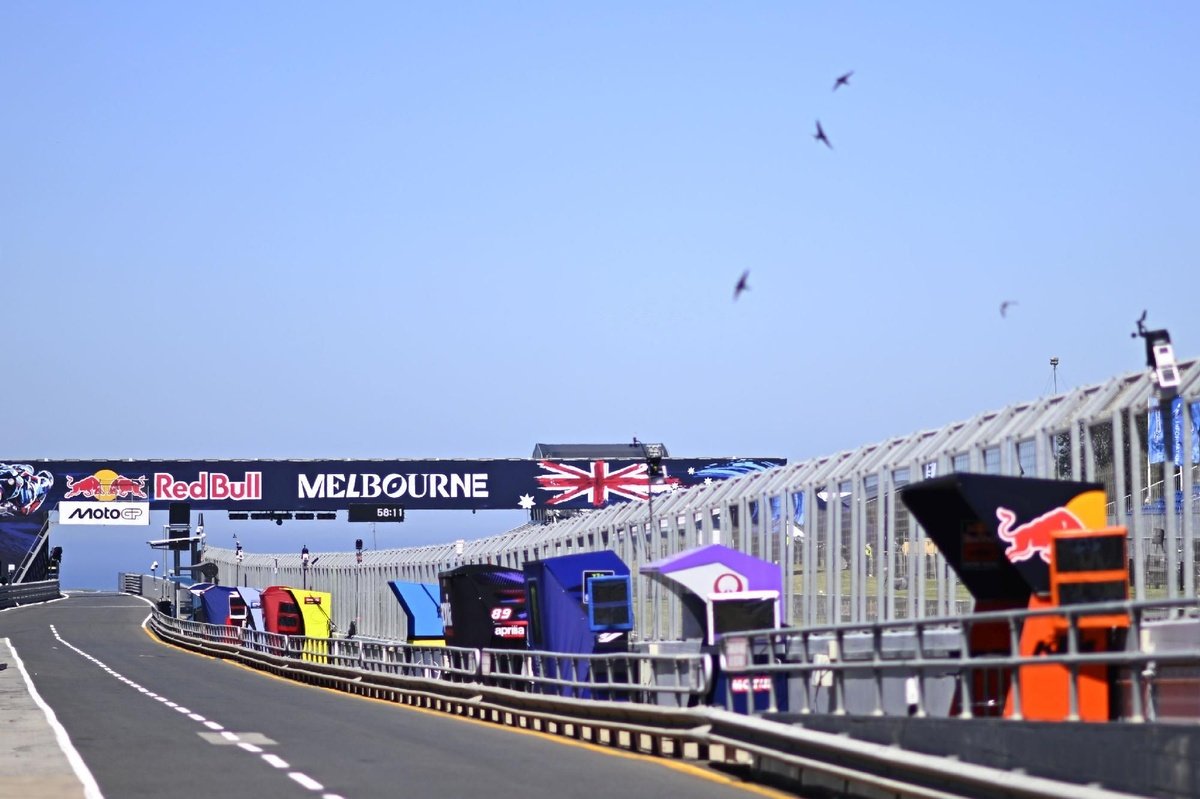 Motocicleta da MotoGP em alta velocidade no circuito de Phillip Island, Austrália