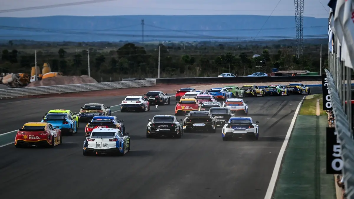 Carro da NASCAR Brasil em alta velocidade em um circuito oval
