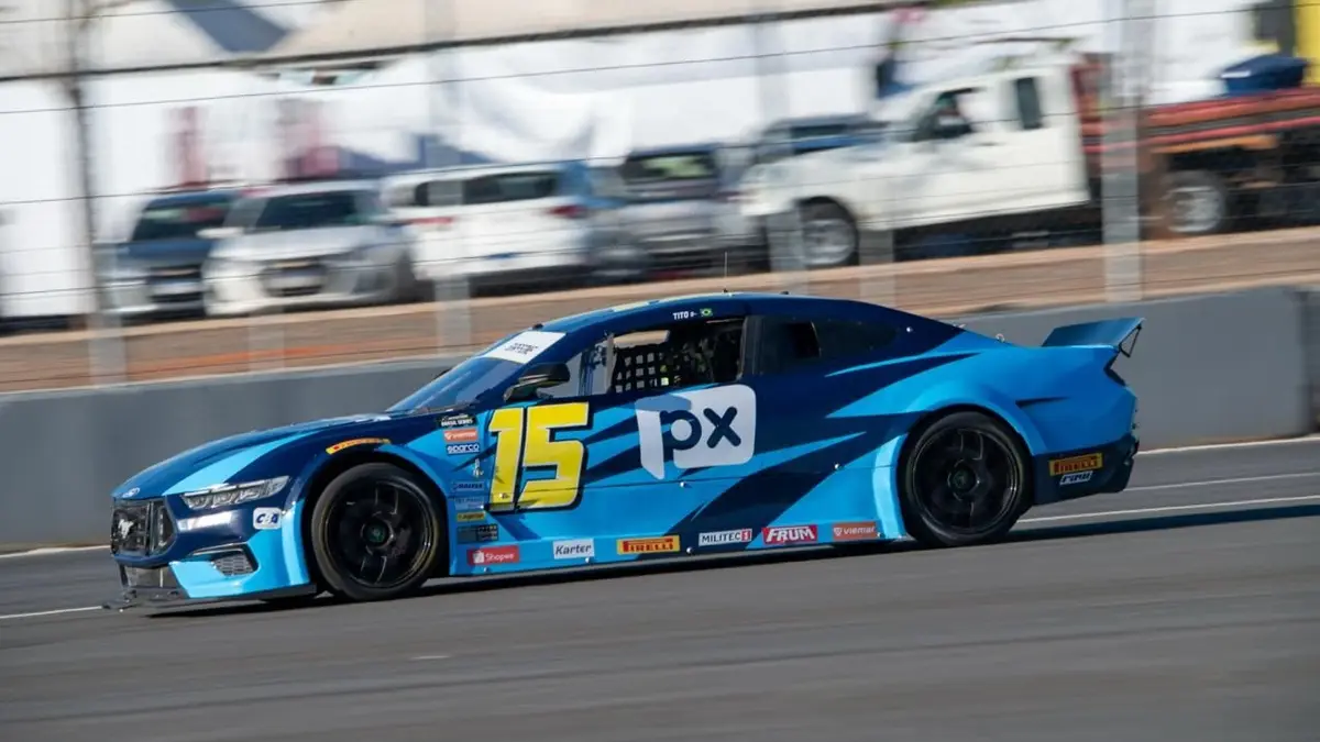 Tito Giaffone em carro da NASCAR Brasil no circuito oval de Chapecó