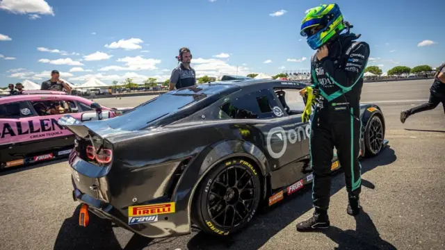 Carro da NASCAR Brasil em alta velocidade durante uma corrida, com destaque para o número do piloto Firás Fahs