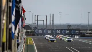 Carros da NASCAR Brasil em alta velocidade durante etapa de playoff
