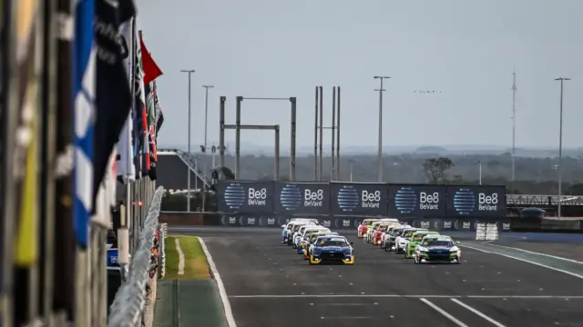 Carros da NASCAR Brasil em alta velocidade durante etapa de playoff