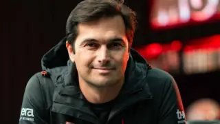 Nelsinho Piquet em carro da Stock Car com logo da equipe Fittipaldi