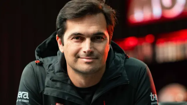 Nelsinho Piquet em carro da Stock Car com logo da equipe Fittipaldi