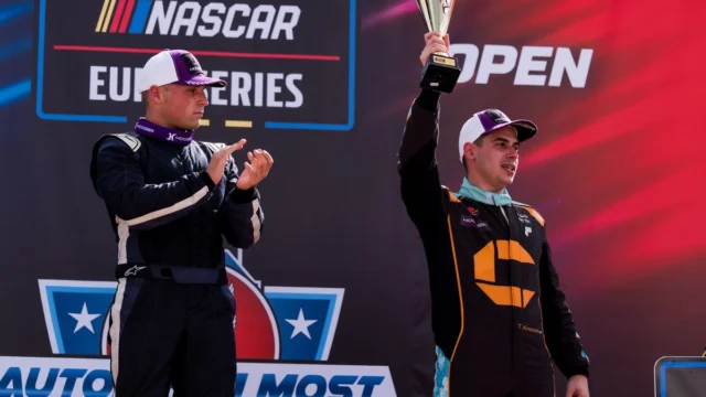 Thomas Krasonis, piloto grego, em seu carro da NASCAR Brasil