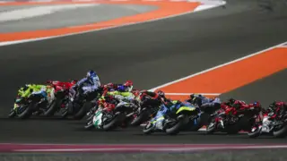 Pilotos da MotoGP reunidos em Sepang discutindo o GP do Catar