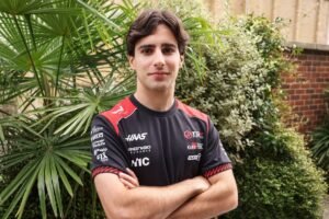 Rafa Câmara comemora após uma corrida de Fórmula 2